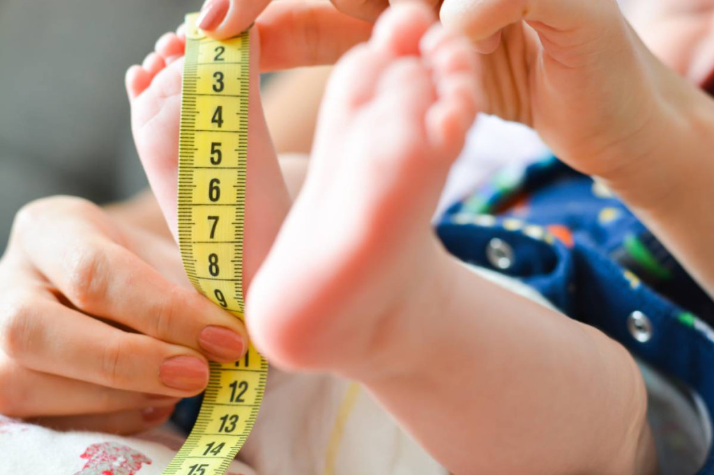 Comment mesurer le pied de son bébé facilement ?